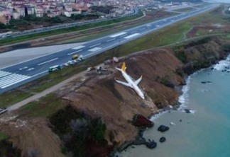 Avião com 168 a bordo derrapa ao aterrissar e cai em barranco