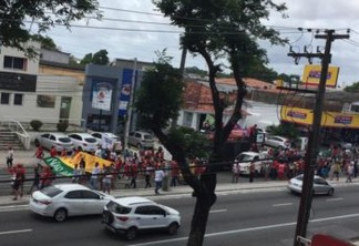 VEJA VÍDEOS: Manifestantes param trânsito na Avenida Epitácio Pessoa pedindo absolvição de Lula