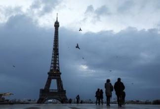 Tempestade Eleanor força o fechamento da Torre Eiffel