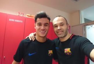 Coutinho ganha selfie com o ídolo Iniesta no seu primeiro dia no Barcelona