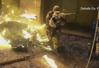 Imagens mostra criança arremessada de prédio em chamas durante resgate