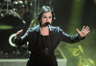 SANREMO, ITALY - FEBRUARY 18:  Dolores O'Riordan of The Cranberries performs on stage at the closing night of the 62th Sanremo Song Festival at the Ariston Theatre on February 18, 2012 in Sanremo, Italy.  (Photo by Daniele Venturelli/Getty Images)
