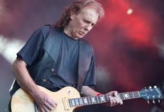 Guitarrista Eddie Clarke, do Motörhead, morre aos 67 anos