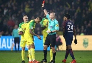 Árbitro de Nantes x PSG é suspenso por tempo indeterminado após agressão