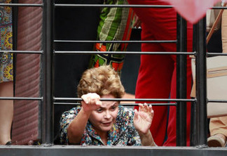 “É um processo de perseguição política”, afirma Dilma em ato pró-Lula