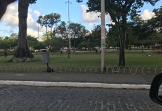 População se revolta com jovens que utilizara gramado da Praça da Independência para jogar futebol
