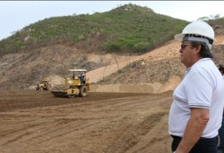 João Azevêdo realiza vistorias em obras de barragens no sertão paraibano