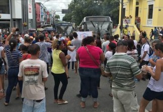 Protesto de vendedores ambulantes interdita ruas do Centro de João Pessoa