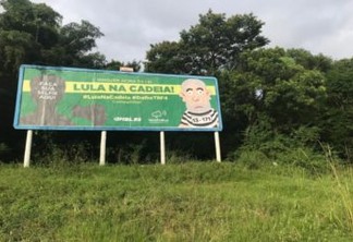 Movimentos de direita espalham outdoors contra Lula no sul do país