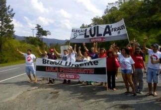 Após problemas mecânicos militantes pró-Lula protestam na estrada para Porto Alegre