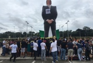 BOLSOZORD: Caravana do boneco gigante do Bolsonaro chega em João Pessoa