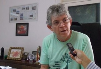 PANE: Avião de Ricardo Coutinho enfrenta problemas e faz pouso forçado