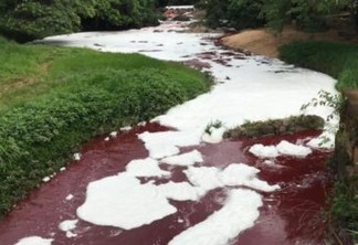 Carga que caiu no rio deixou a água vermelha
