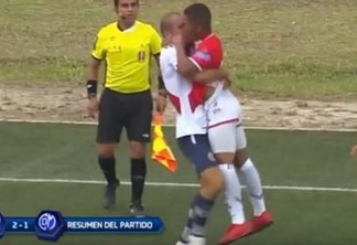 VEJA VÍDEO: Em meio a briga, jogador dá  beijos na boca do adversário