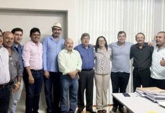 Jeová Campos e João Azevedo se reúnem com lideranças políticas em Uiraúna