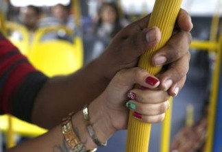 Homem é preso por se masturbar e assediar jovem em ônibus