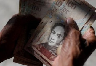 Sem dinheiro e tecnologia bancária, venezuelanos adotam a economia da confiança
