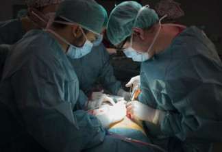 Médicos retiram ‘maior tumor cerebral do mundo’ em paciente