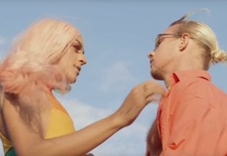 VEJA VÍDEO: Pabllo Vittar dá beijaço em cantor internacional em seu novo clipe