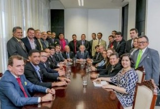 Lira recebe mais de 50 prefeitos em Brasília