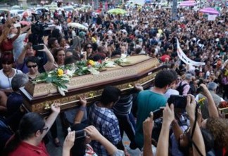 Sob aplausos e protestos, corpo da vereadora Marielle é sepultado no Rio