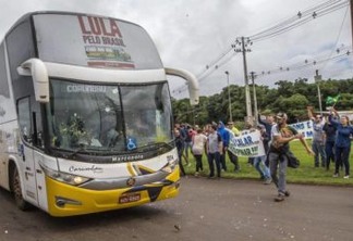EMBOSCADA: Dois ônibus da caravana de Lula são atingidos por quatro tiros no Paraná