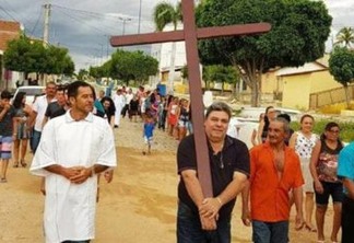 INUSITADO: deputado Antônio Mineral carrega cruz em via-sacra, no sertão da Paraíba
