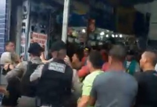 CONFUSÃO: Vendedores ambulantes e policiais brigam no Centro de João Pessoa; veja vídeo