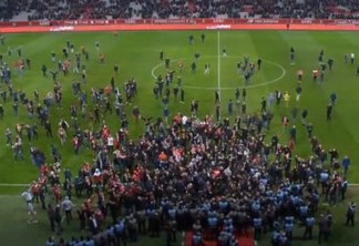VEJA VÍDEO: Torcedores do Lille invadem campo e agridem brasileiros