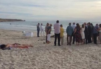 Banhista se recusa a abandonar local em praia durante casamento