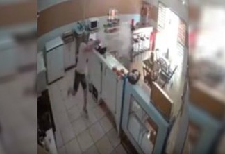 VEJA VÍDEO: Mulher usa balde d’água para enfrentar assaltante armado