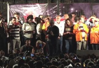 Lula encerra caravana em ato público ao lado de Manuela e Boulos