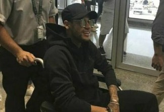 Neymar põe Marquezine no colo para 'passeio' em cadeira de rodas