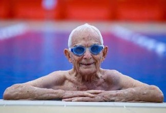 Homem de 99 anos nada 50m em menos de um minuto
