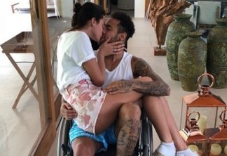Com Bruna Marquezine no colo, Neymar posa em cadeira de rodas