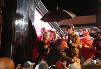 VEJA O VÍDEO: Palanque de Lula é atingido por ovadas durante caravana em Santa Catarina