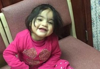 Menina de 2 anos morre após espelho de sapataria cair em cima dela