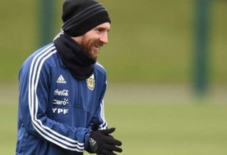 Messi está fora de amistoso entre Argentina e Espanha após sentir dores