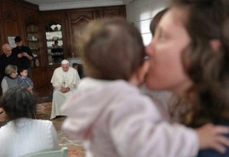 Papa Francisco faz visita surpresa a prisioneiras na Itália