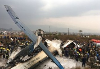 Avião que transportava 67 passageiros cai em aeroporto