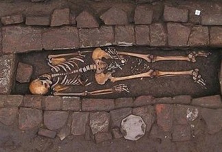 Mulher enterrada na Idade Média 'deu à luz' no túmulo