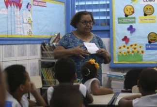 Professora da rede municipal completa 50 anos de profissão trabalhando sempre na mesma sala de aula