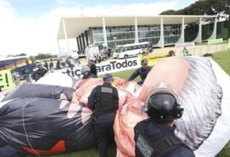 Manifestantes tentam erguer boneco inflável de Lula, mas polícia impede