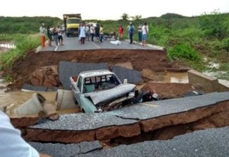 NO CARIRI: Carro e moto caem em buraco após chuva levar pedaço de estrada e uma pessoa morre