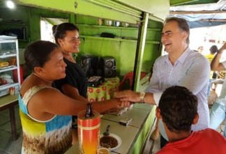 Lucélio visita feira de Sapé e dialoga com a população