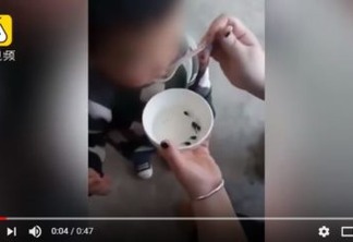 Mulher choca internet alimentando filho com girinos -VEJA VÍDEO