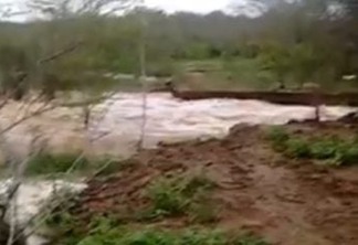 BARREIRA ROMPEU: Fortes chuvas deixam comunidades isoladas e causam alagamentos no Cariri do estado - VEJA VÍDEOS