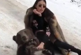 VEJA VÍDEO: Mulher posa na neve com urso 'embriagado' e provoca revolta na web