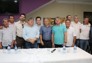 Ao lado de Veneziano, Azevedo reúne prefeitos da região de Campina Grande
