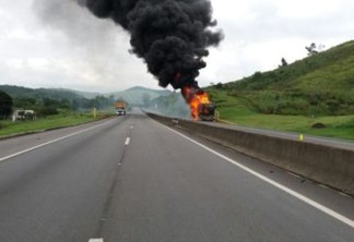 Ônibus do cantor sertanejo Léo Magalhães pega fogo em rodovia no Rio de Janeiro